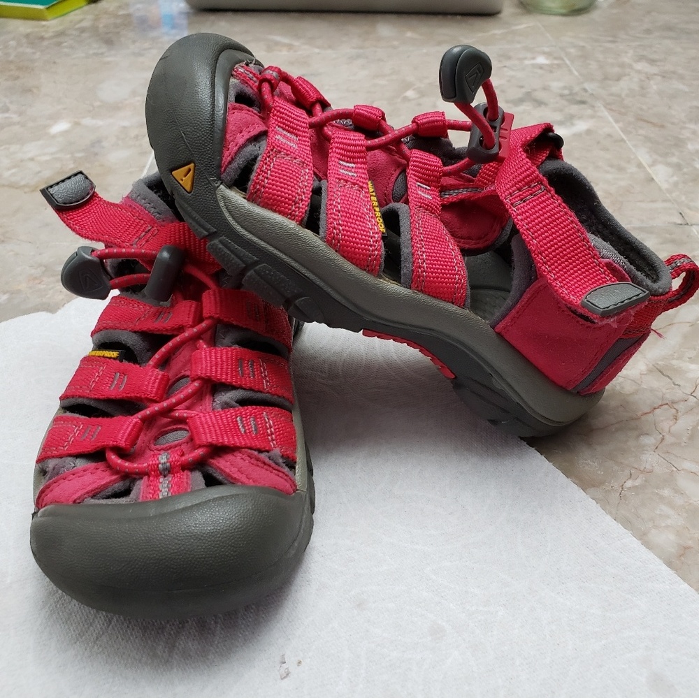 Like new Keen waterproof kids sandals size 11